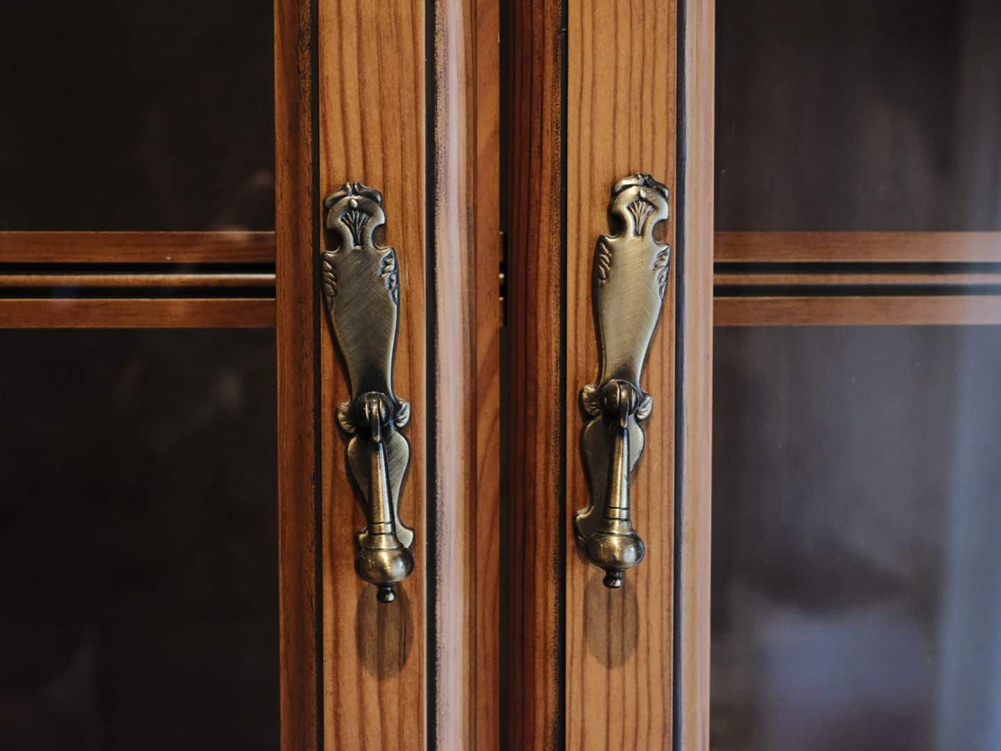 Détail d'une poignée en laiton illustrant la finition et la patine possibles sur du mobilier métallique sur mesure
